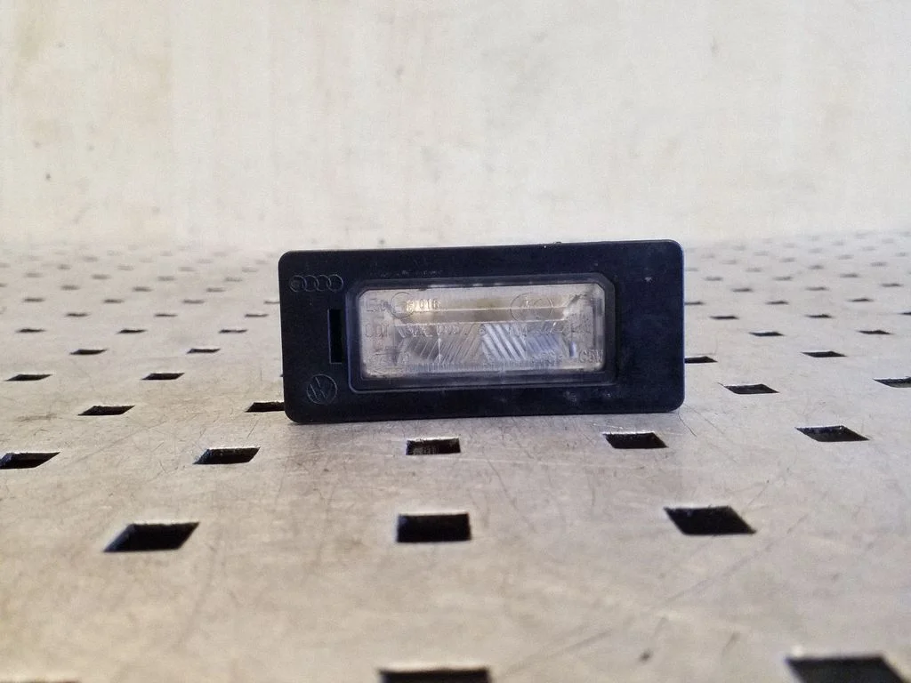 Number plate light 8T0943021