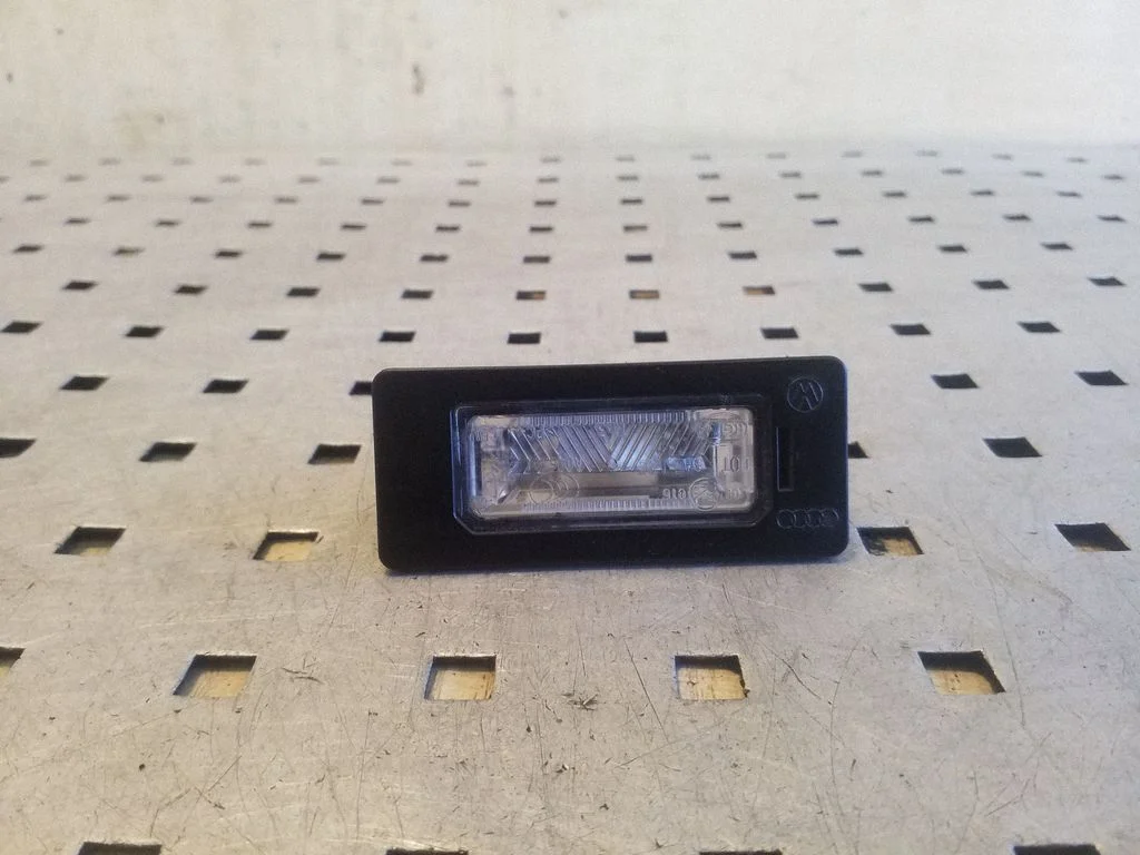 Number plate light 8T0943021