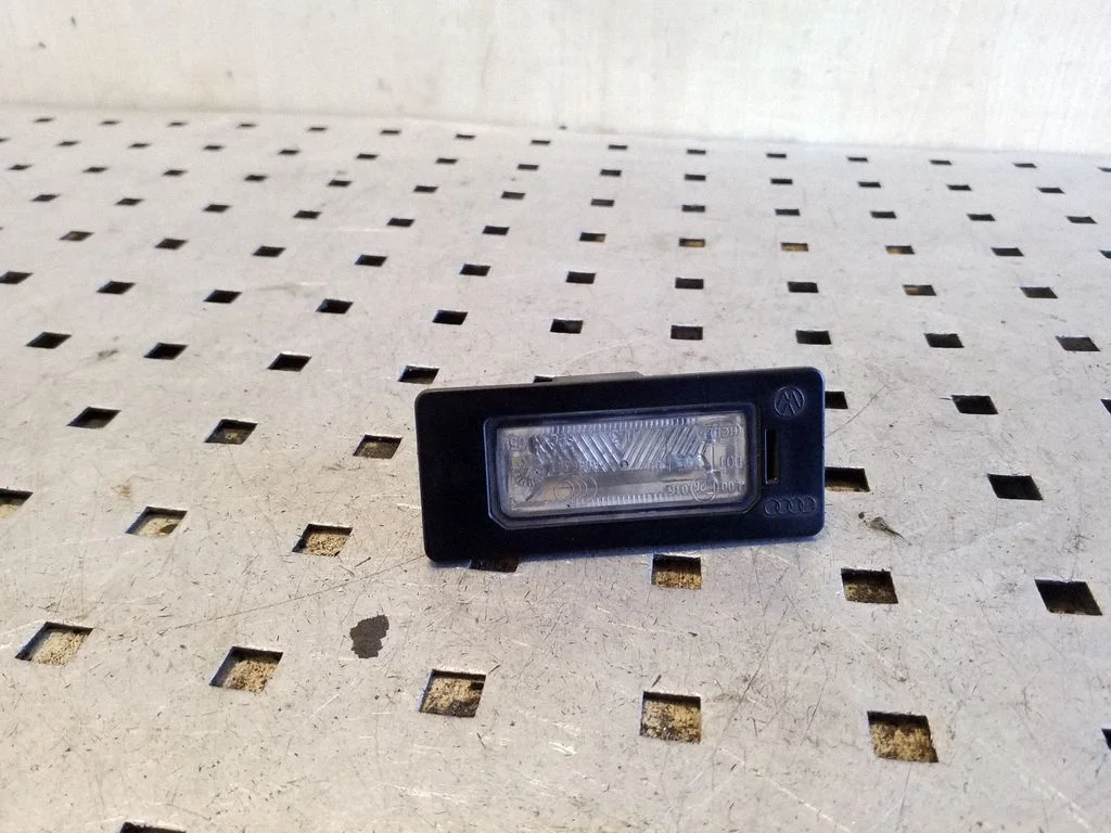 Number plate light 8T0943021