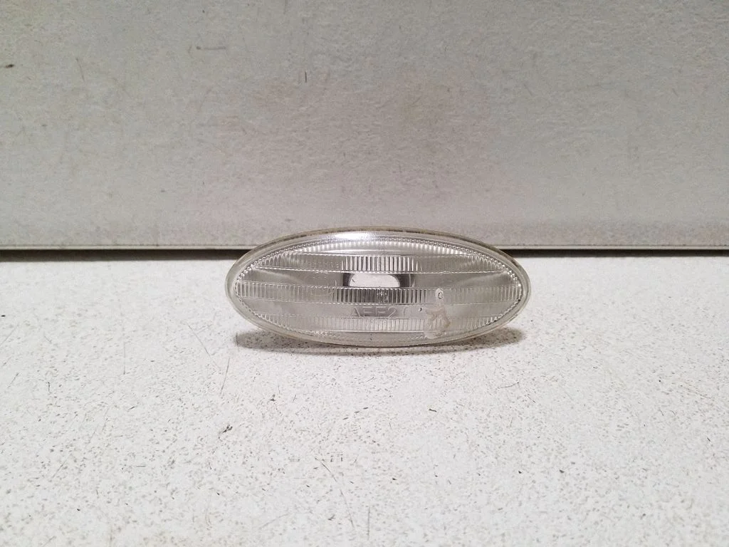 Front fender indicator light SAEE208