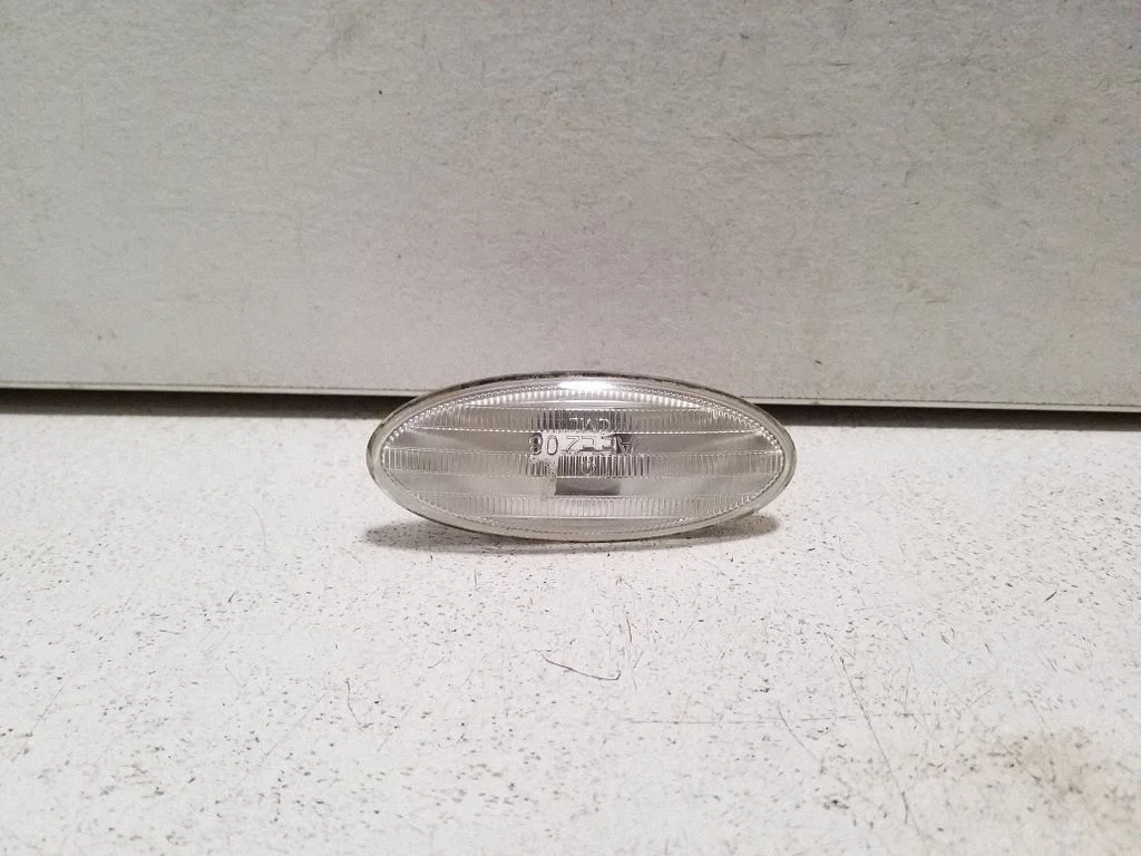 Front fender indicator light SAEE208