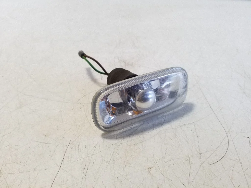 Front fender indicator light 8E0949127