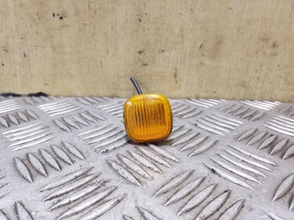Front fender indicator light 4D0949127B