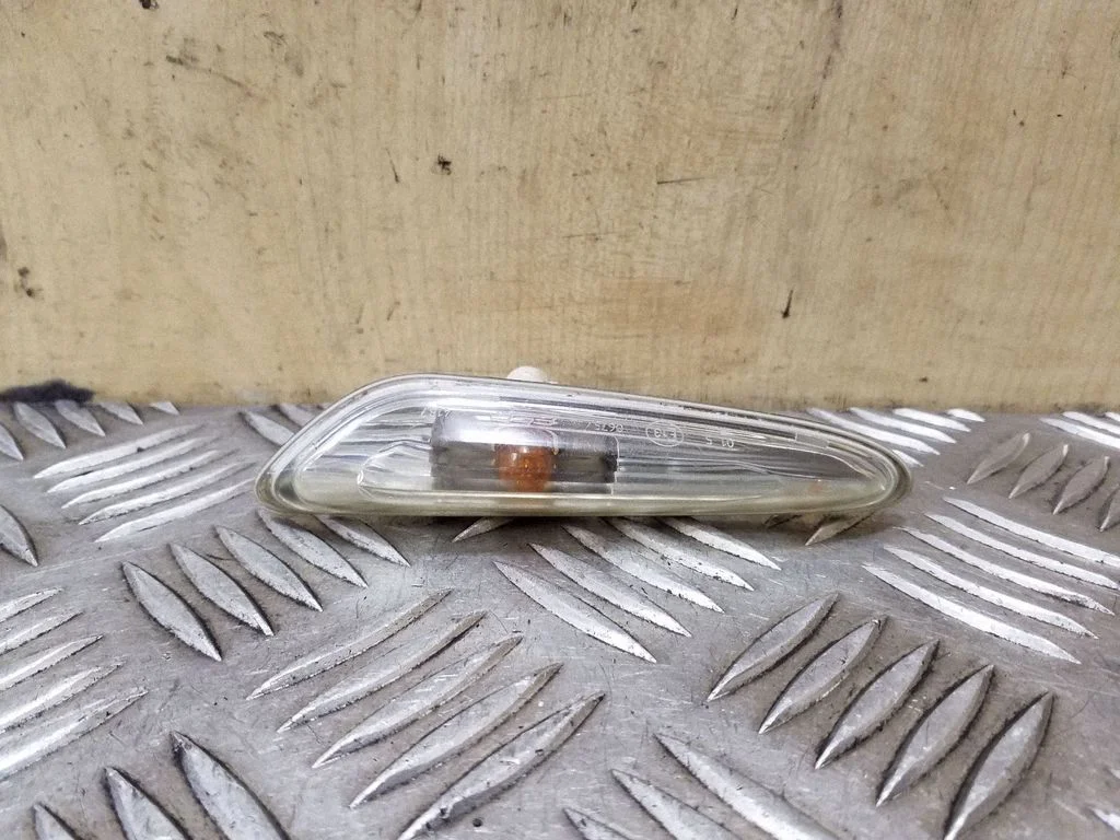Front fender indicator light – left