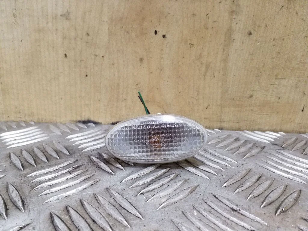 Front fender indicator light P2829