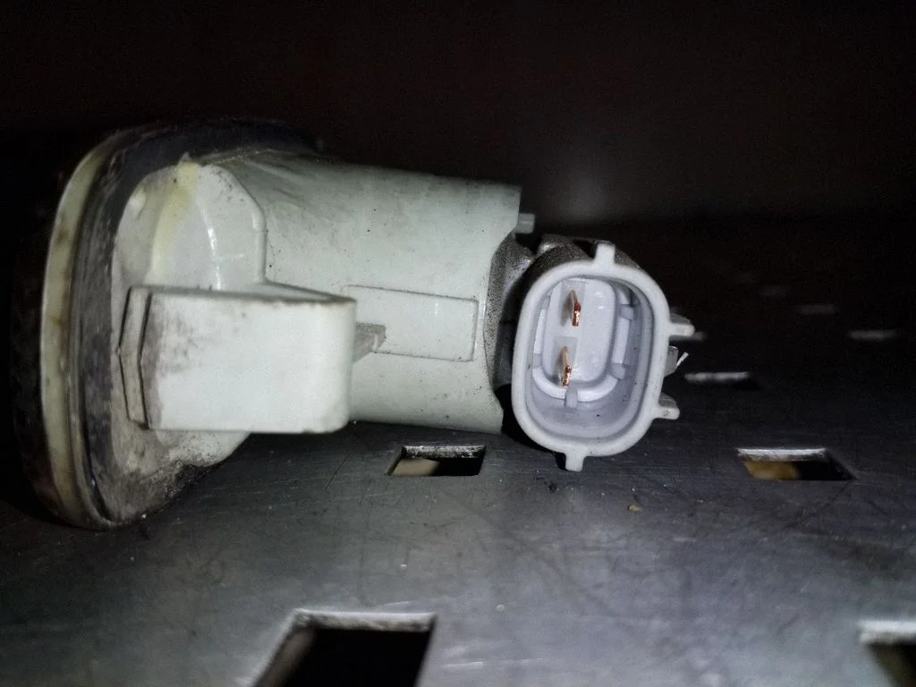 Front fender indicator light