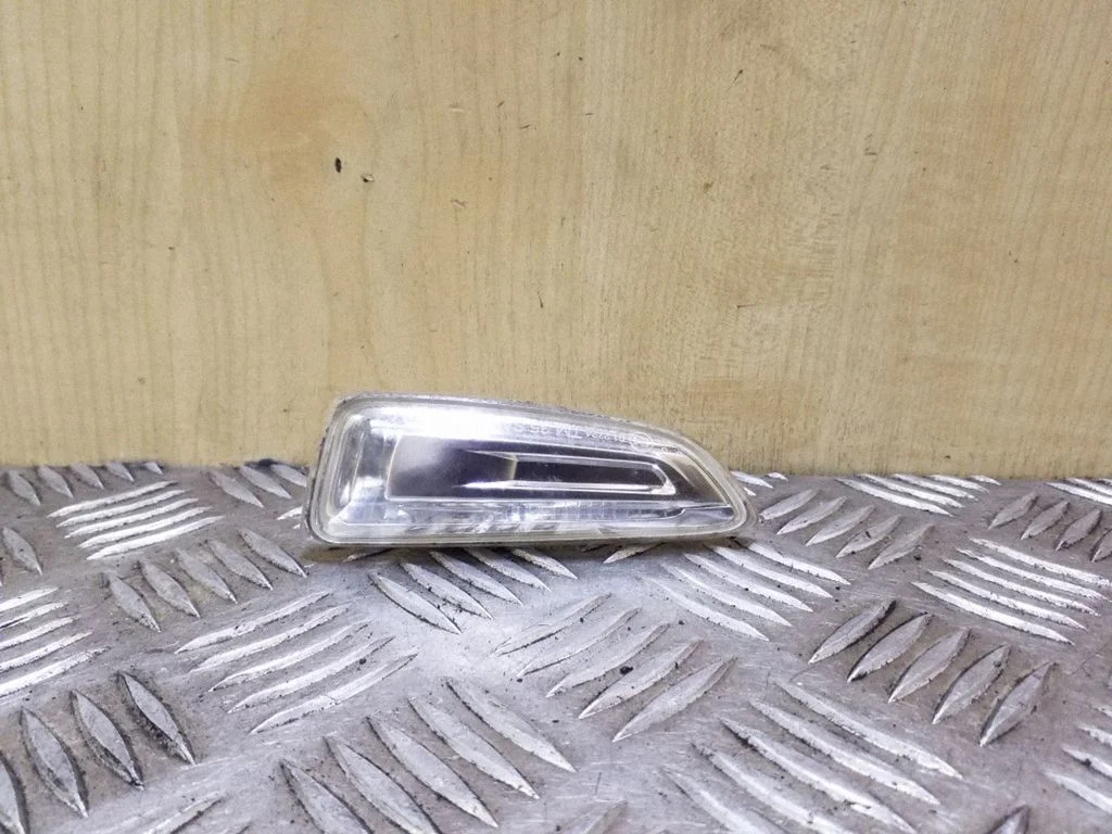 Front fender indicator light 13273103