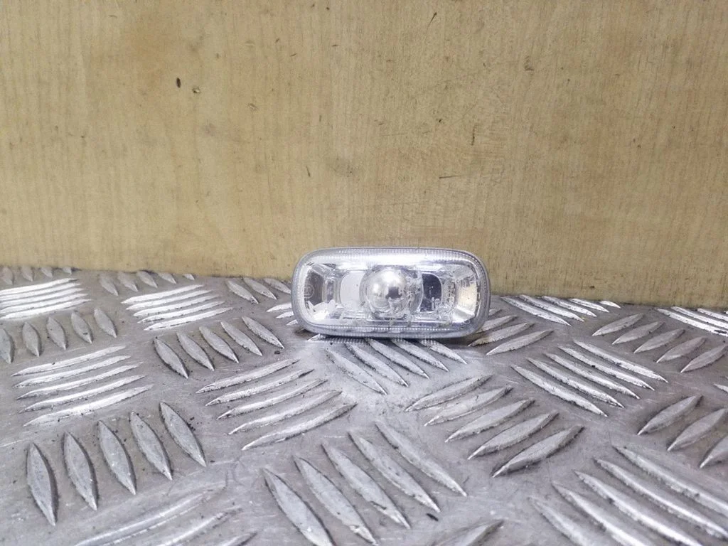 Front fender indicator light 8E0949127