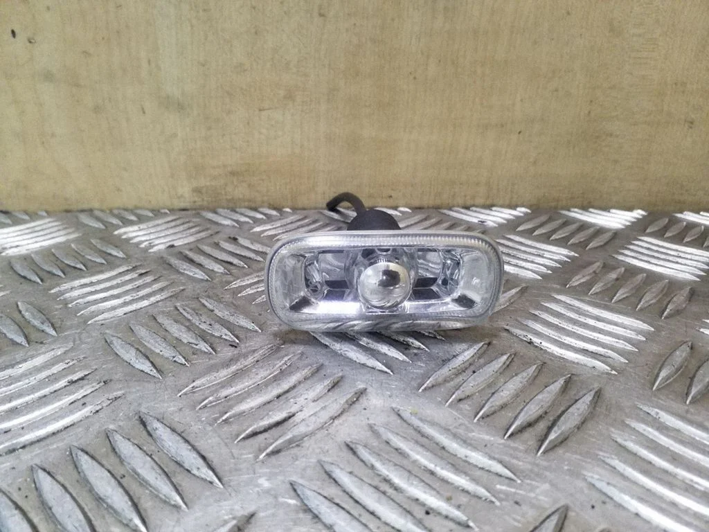 Front fender indicator light 8E0949127