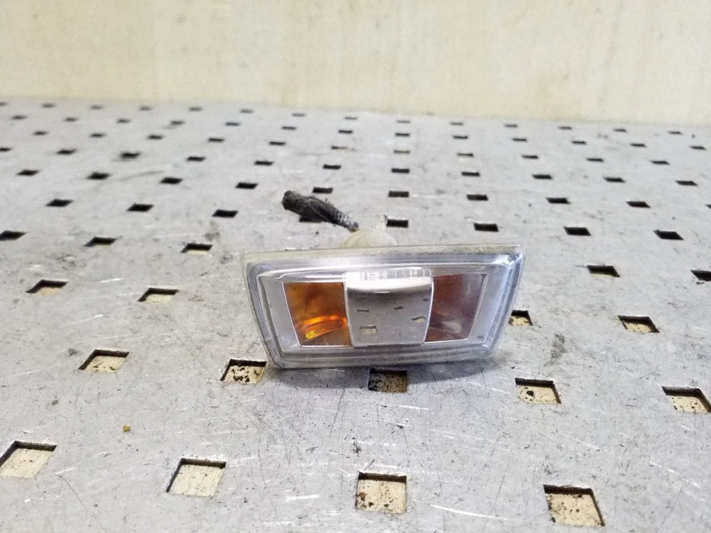 Front fender indicator light 13252455