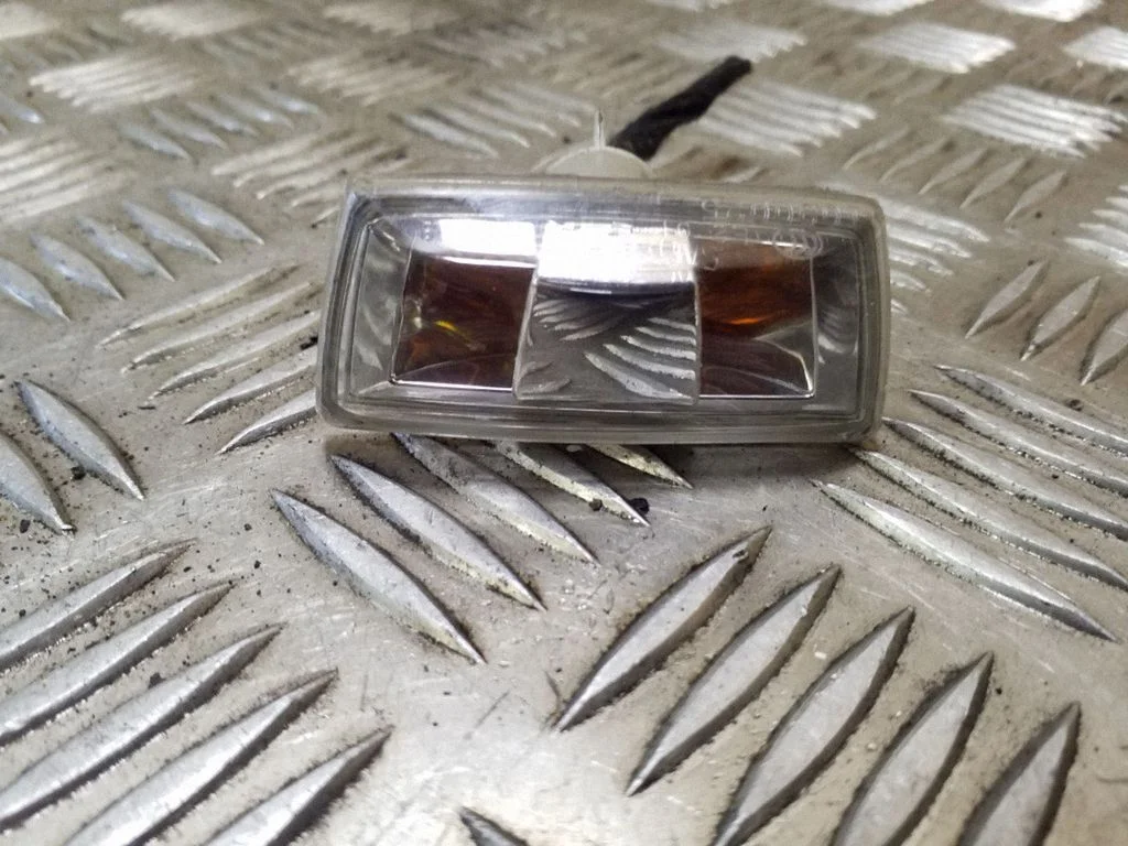 Front fender indicator light 13252455