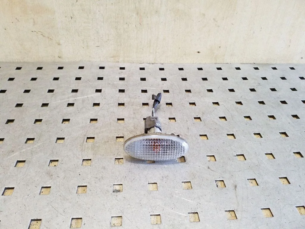 Front fender indicator light E13010635