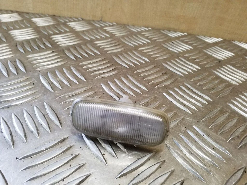 Front fender indicator light