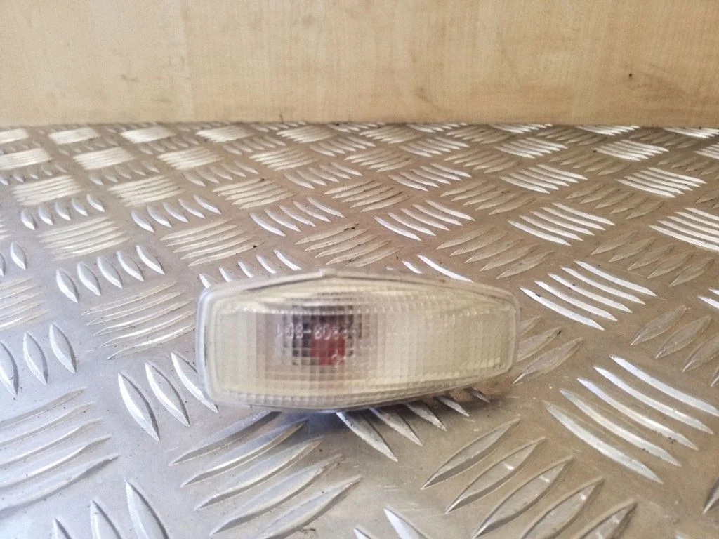 Front fender indicator light 923033B1