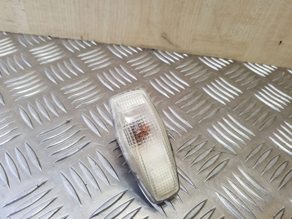 Front fender indicator light 923043B1