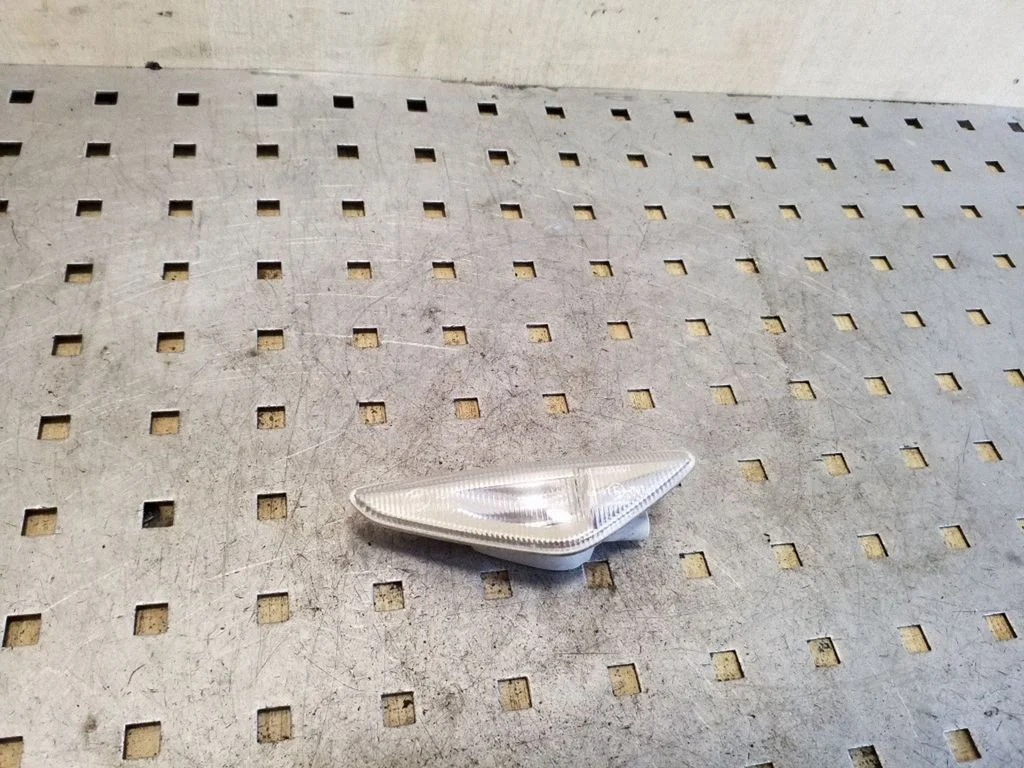 Front fender indicator light 7171008
