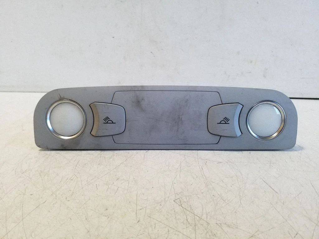 Lampka tylnych siedzeń 4L0947111B – Audi A6 Allroad C6 (2006-2011)