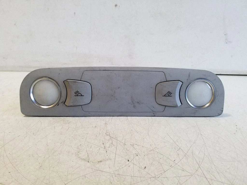 Lampka tylnych siedzeń 4L0947111B – Audi A6 Allroad C5 (1999-2005)