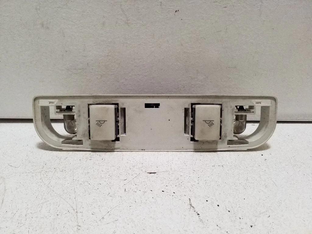 Lampka tylnych siedzeń 4F0947111 – Audi A6 Allroad C6 (2006-2011)