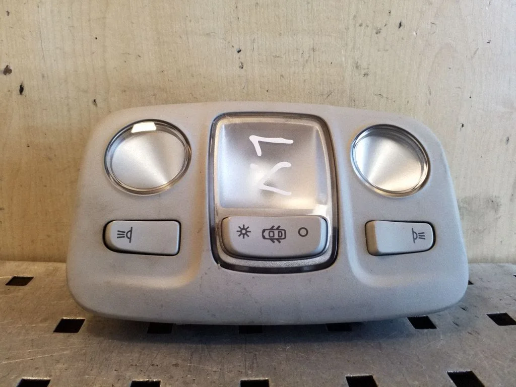 Lampka tylnych siedzeń 96781444 – Citroen C4 Grand Picasso (2013-2018)
