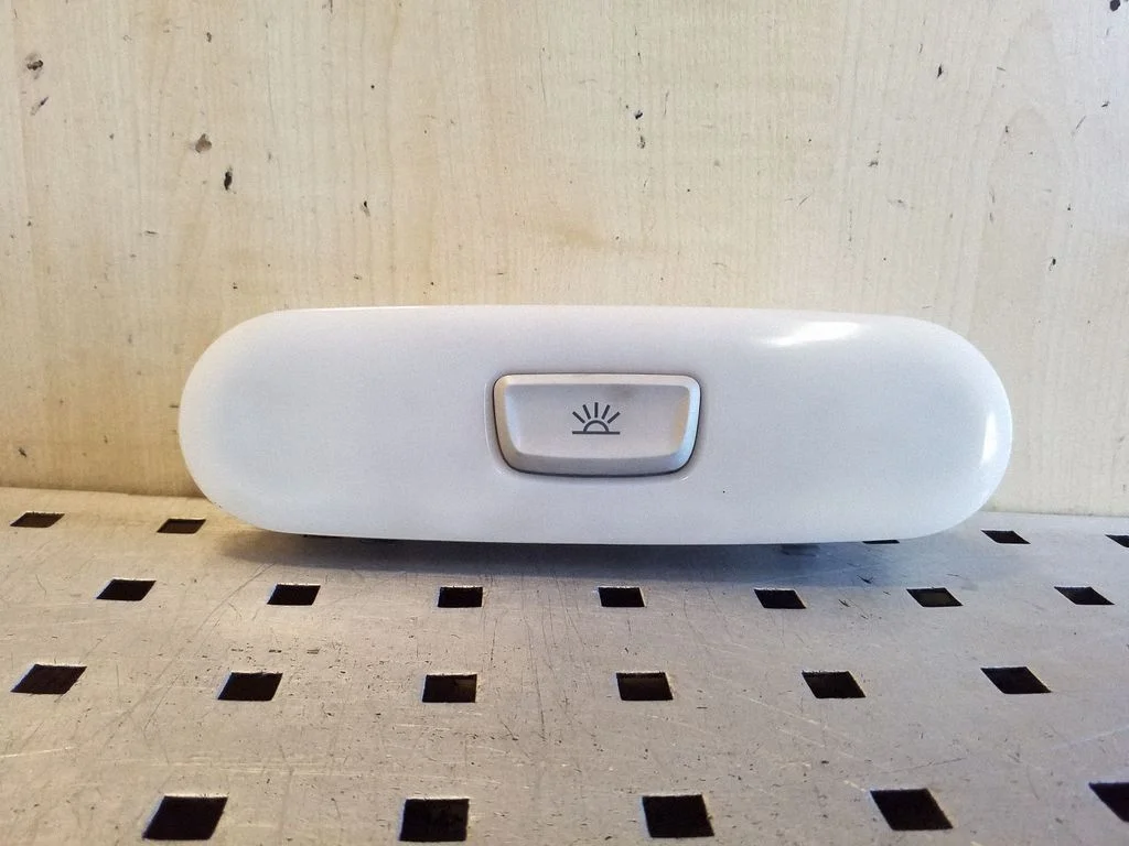 Rear seat light 8T0947111