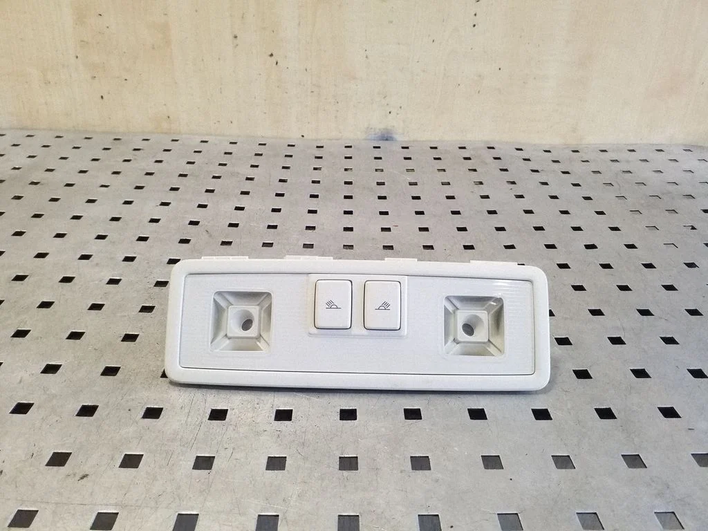 Tagaistmete valgustustuli 5G0947291K