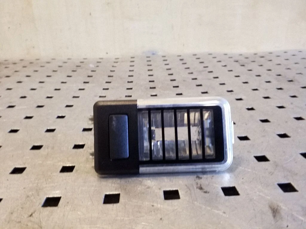 Aizmugurējo sēdvietu apgaismojuma lukturis 6962036