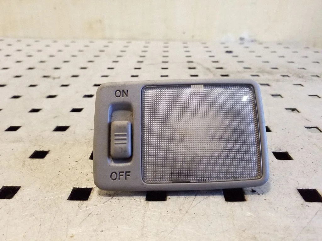 Rear seat light – Toyota Prius (XW20) (2003-2009)