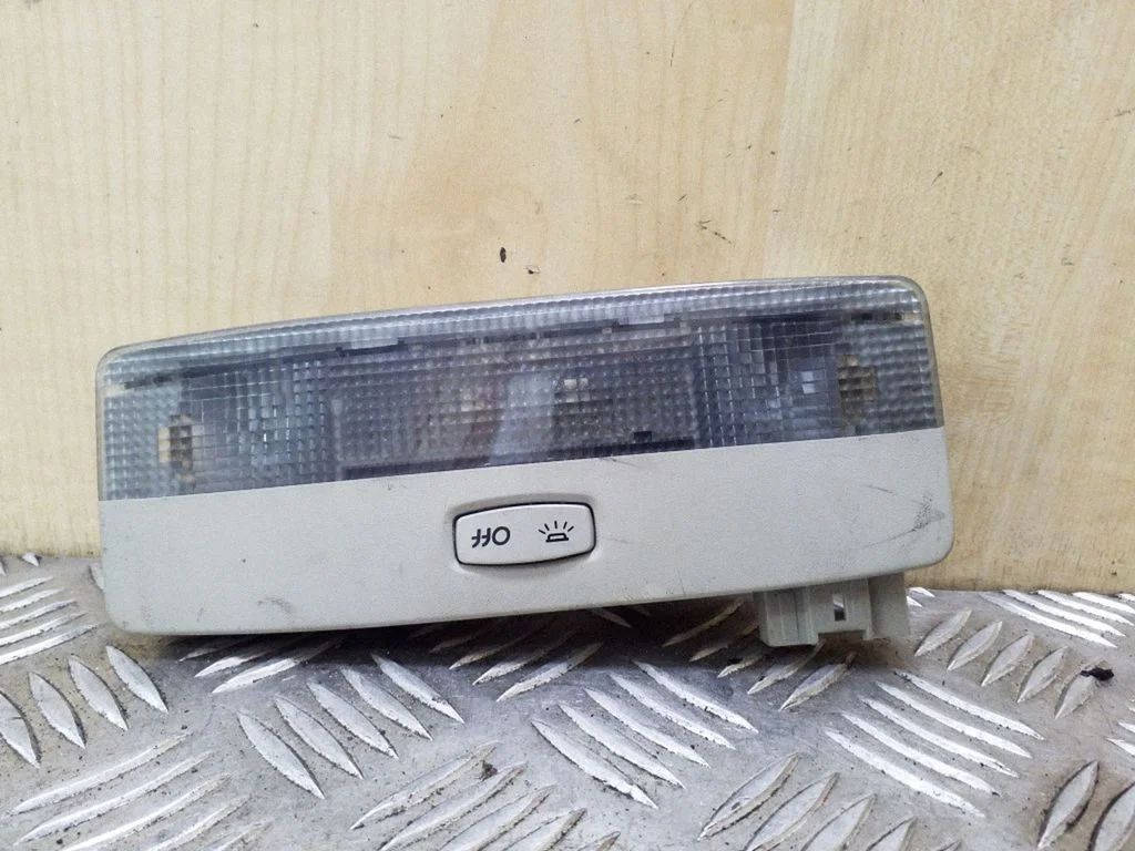 Rear seat light 8200003038 – Renault Laguna II (2001-2007)