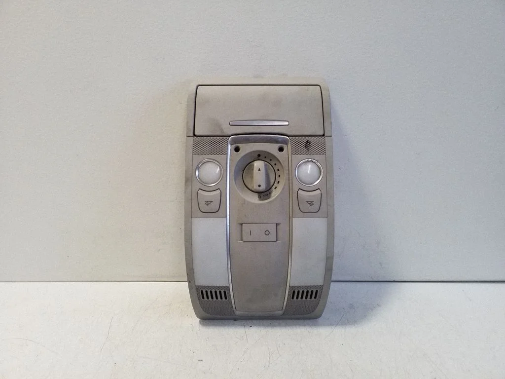 Lampka przednich siedzeń 4F0947135BT – Audi A6 Allroad C6 (2006-2011)