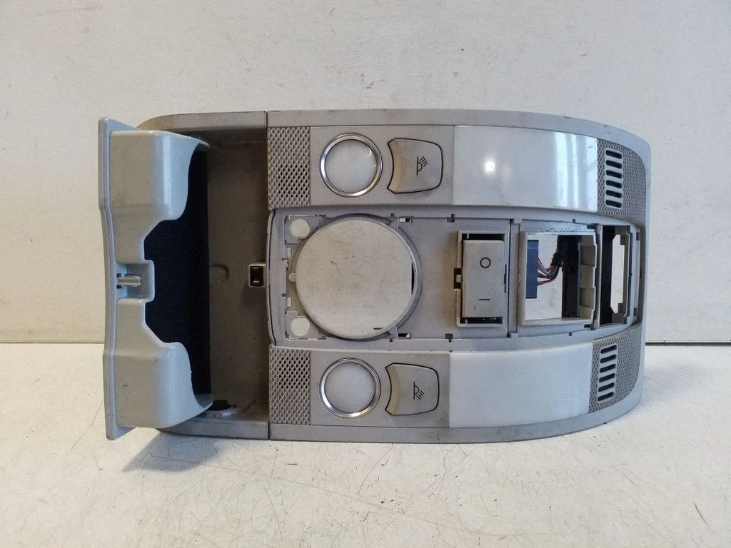 Lampka przednich siedzeń 4F0947135BQ – Audi A6 Allroad C6 (2006-2011)