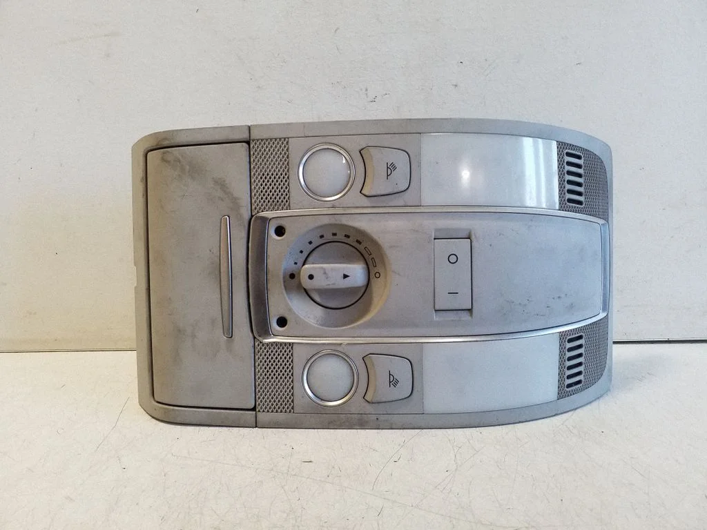 Lampka przednich siedzeń 4F0947135BT – Audi A6 Allroad C6 (2006-2011)