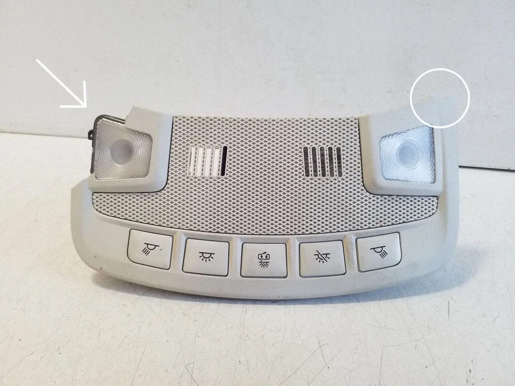 Front seat light DS73F519A58CA