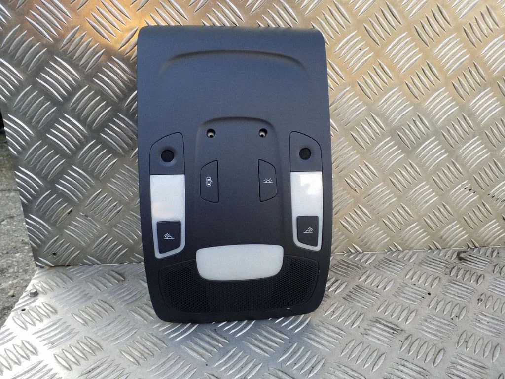 Lampka przednich siedzeń 4G0947135 – Audi A6 S6 C7 4G (2011-2018)