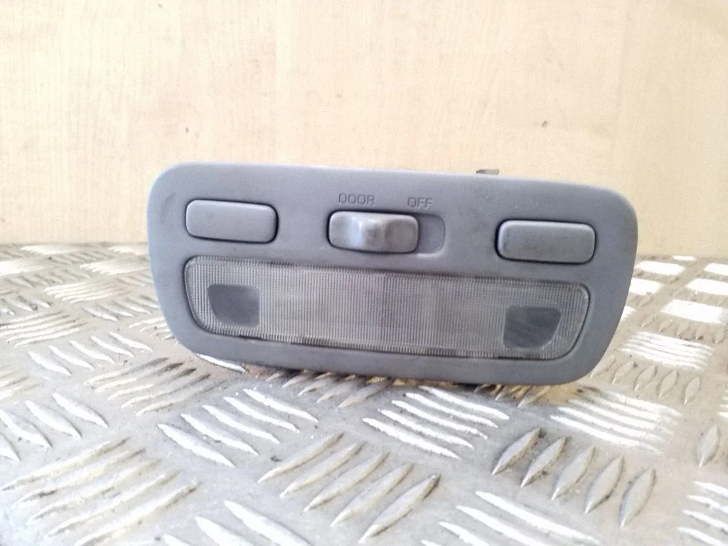 Front seat light – Toyota Previa (XR30, XR40) II (2000-2006)
