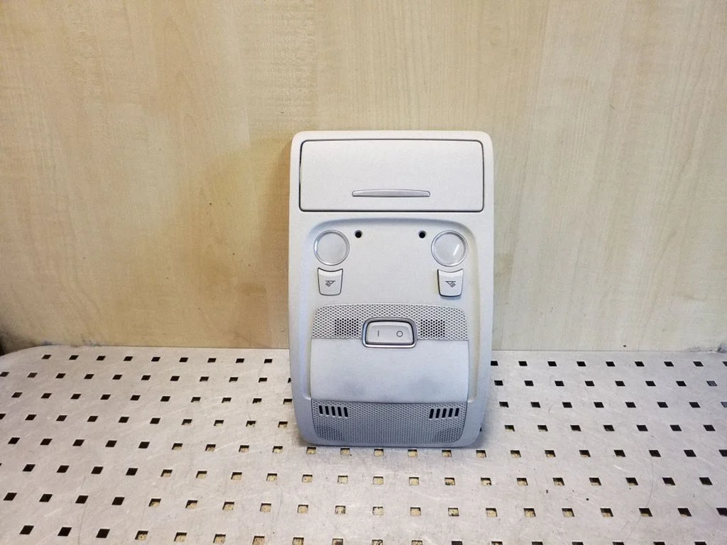 Lampka przednich siedzeń 8T0947135B