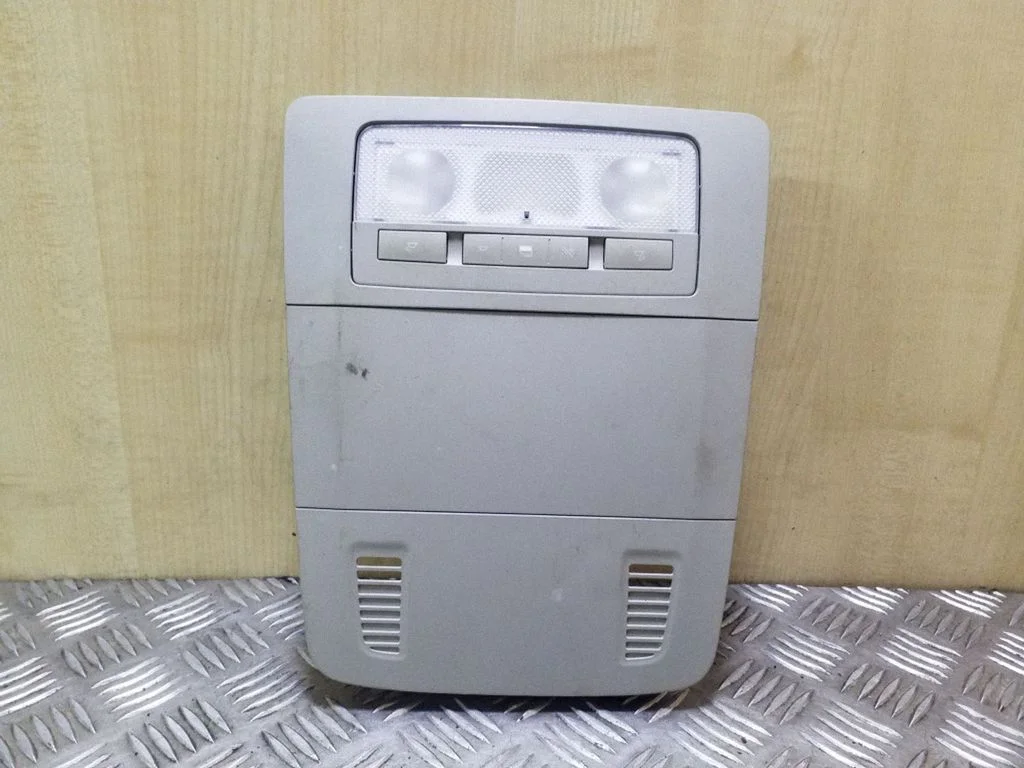 Lampka przednich siedzeń 315671560 – Opel Astra H (2004-2012)