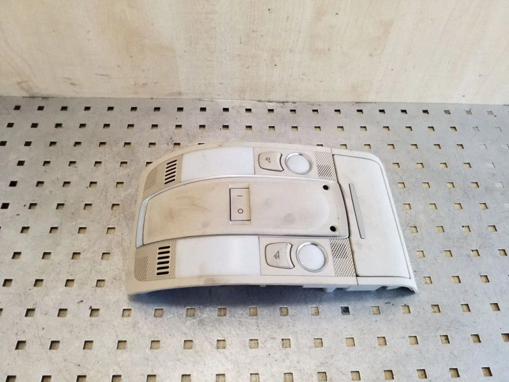 Lampka przednich siedzeń 4F0951177 – Audi A6 Allroad C6 (2006-2011)