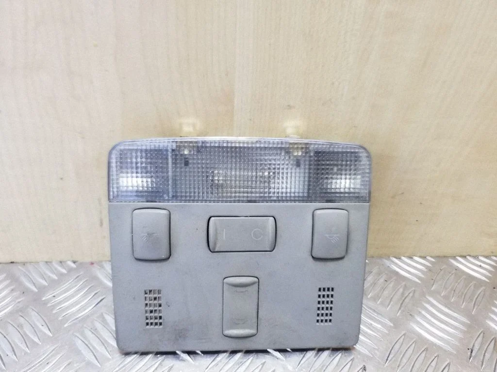 Lampka przednich siedzeń 8Z0947111