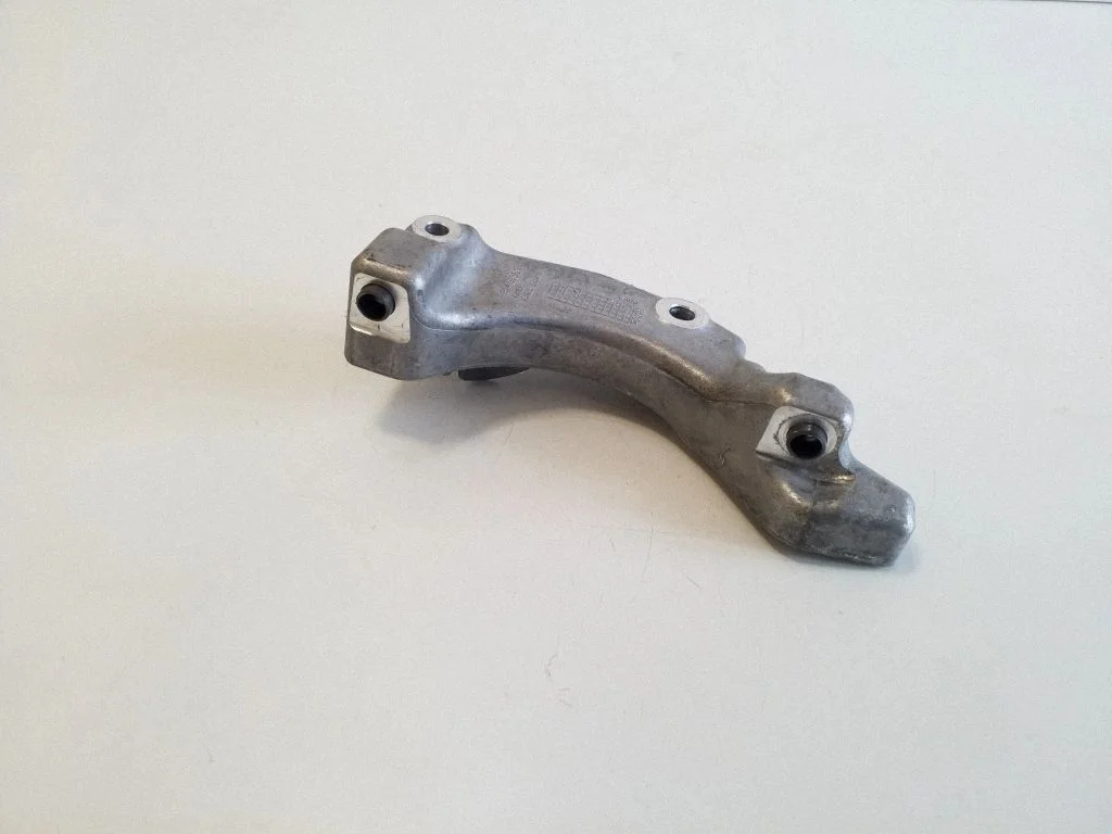 A/C compressor mount bracket – Volvo XC60 (2017-)