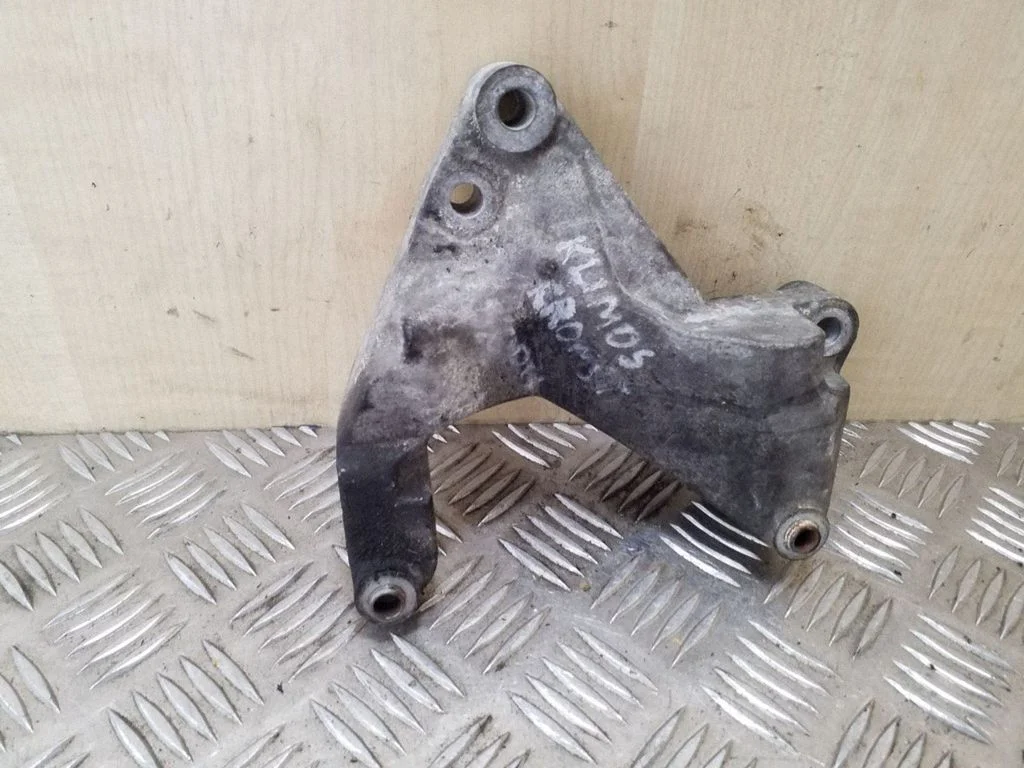 A/C compressor mount bracket – Renault Espace IV (2002-2014)