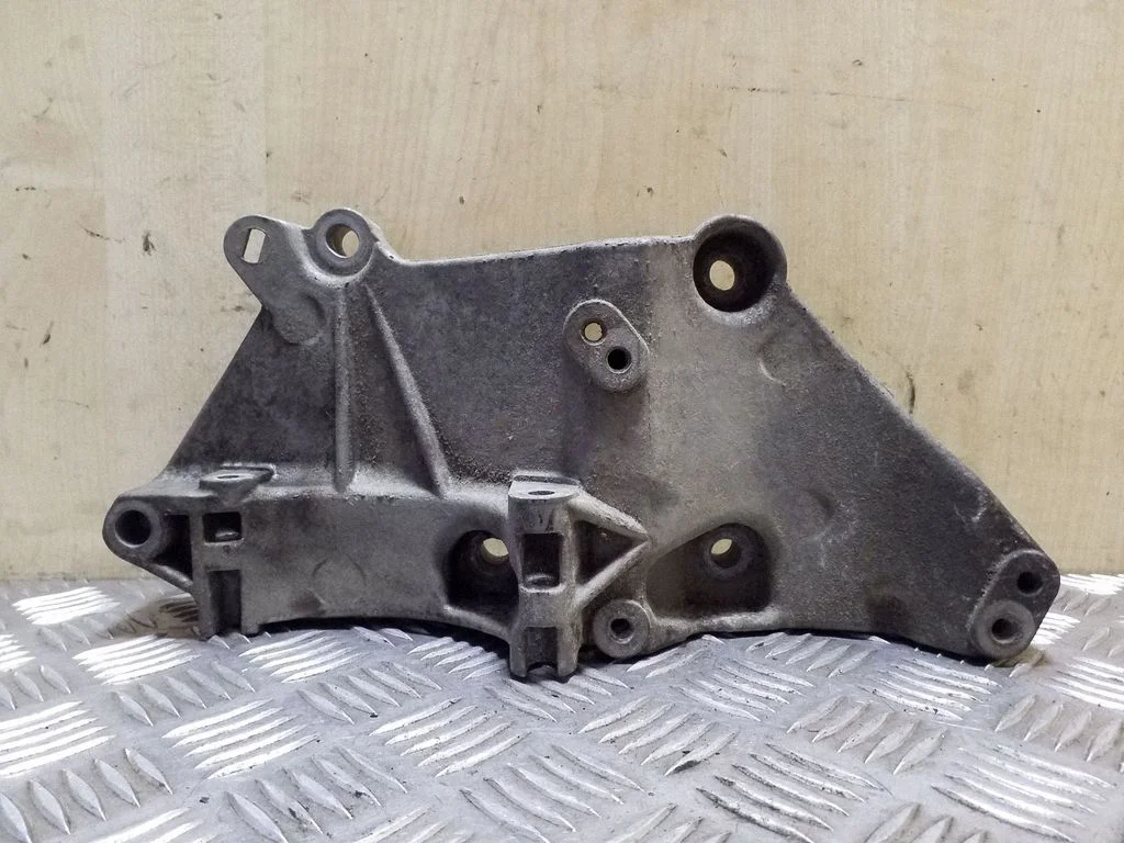 A/C compressor mount bracket 8200100148 – Renault Scenic II - Grand scenic II (2003-2006)