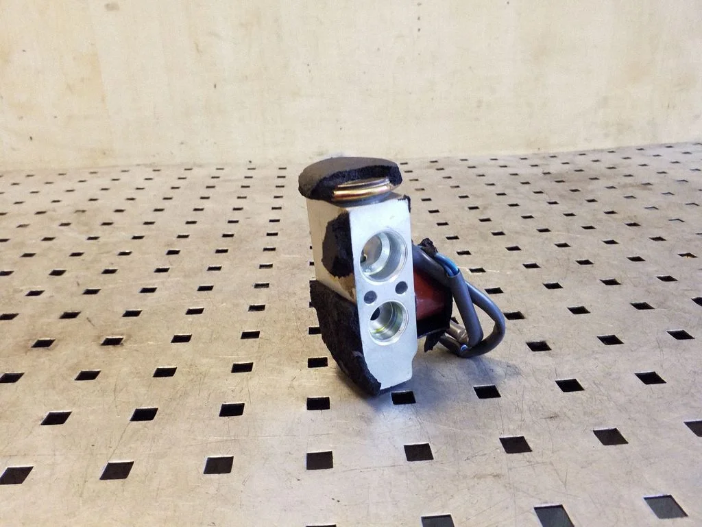 Air conditioning (A/C) expansion valve MF447510