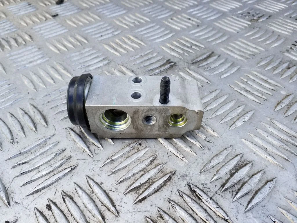 Air conditioning (A/C) expansion valve 977752Y100