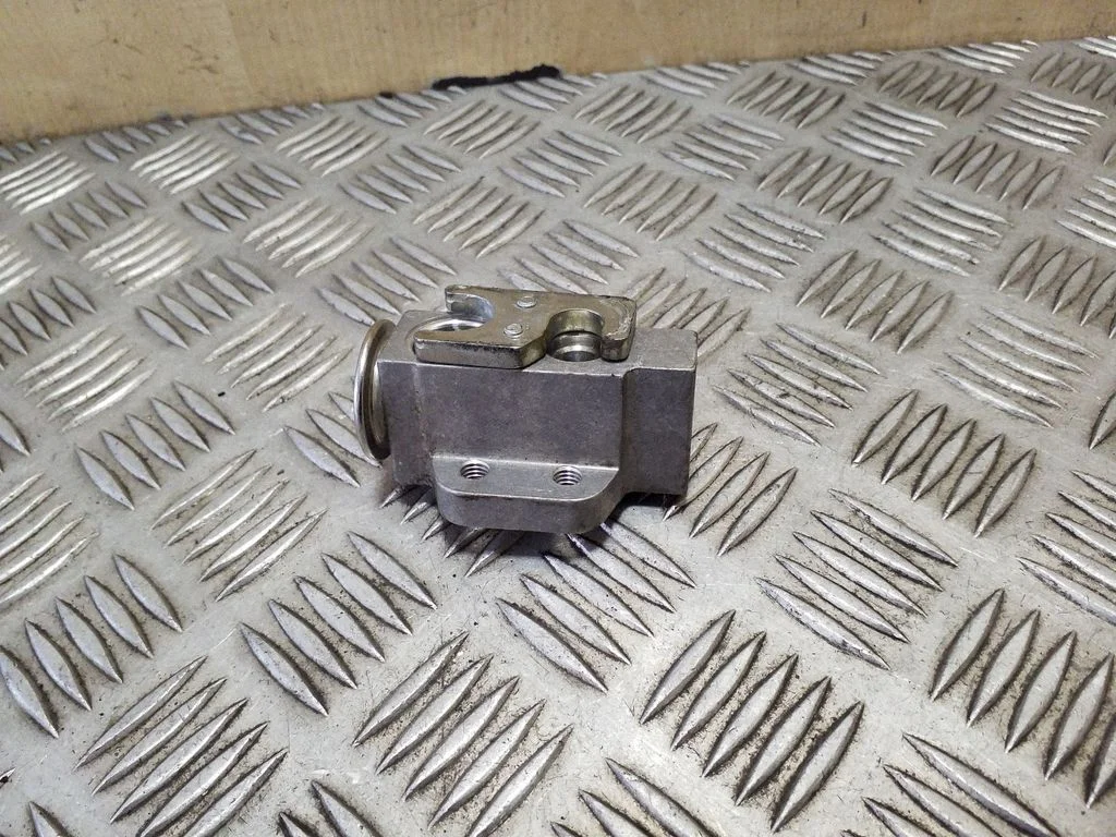 Air conditioning (A/C) expansion valve Y7556002