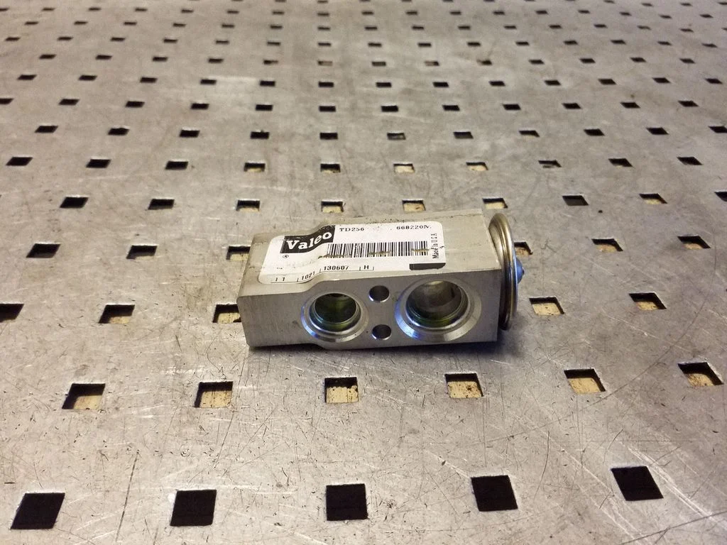 Air conditioning (A/C) expansion valve – Mercedes-Benz ML-Class W164 (2005-2011)
