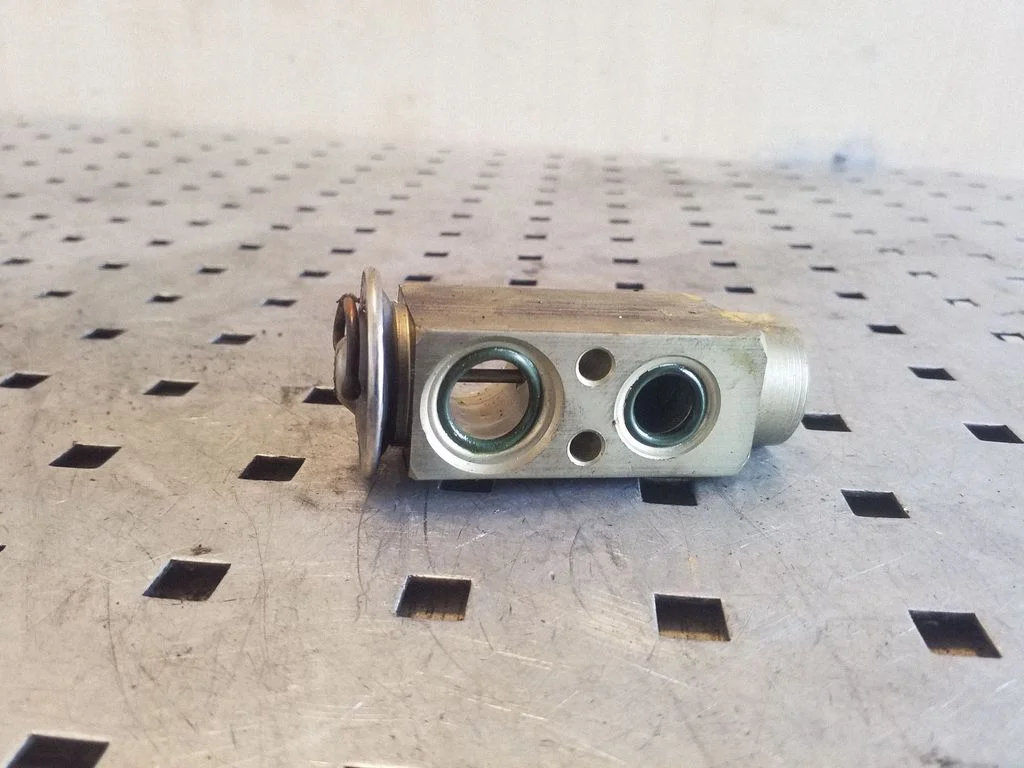 Air conditioning (A/C) expansion valve – Mercedes-Benz C-Class W203 (2000-2007)