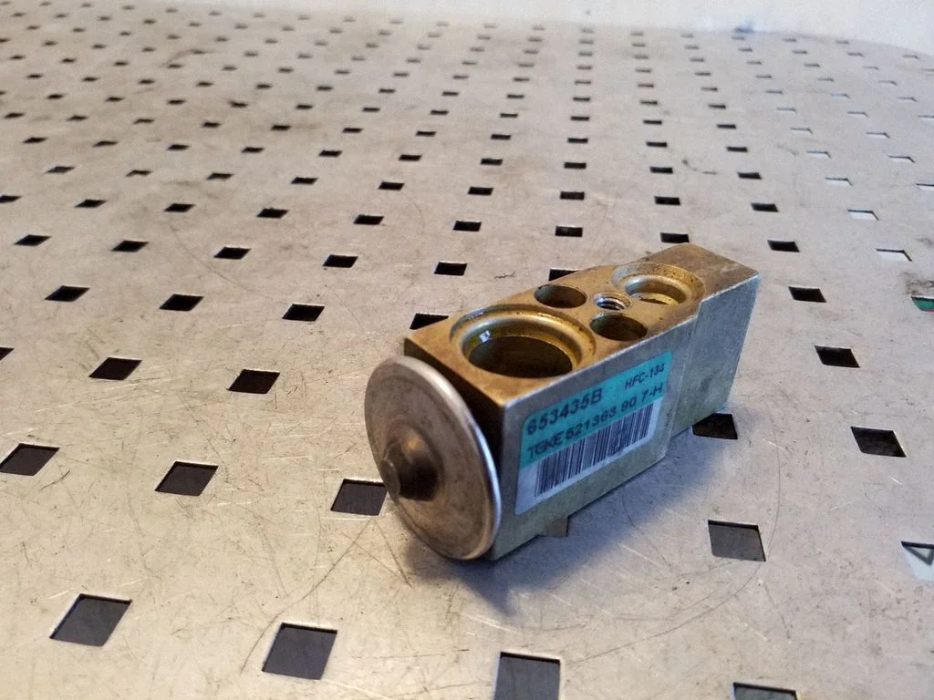 Air conditioning (A/C) expansion valve – Volkswagen Transporter - Caravelle T4 (1991-2003)
