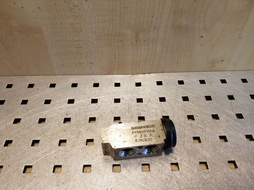 Air conditioning (A/C) expansion valve F108NE9AA