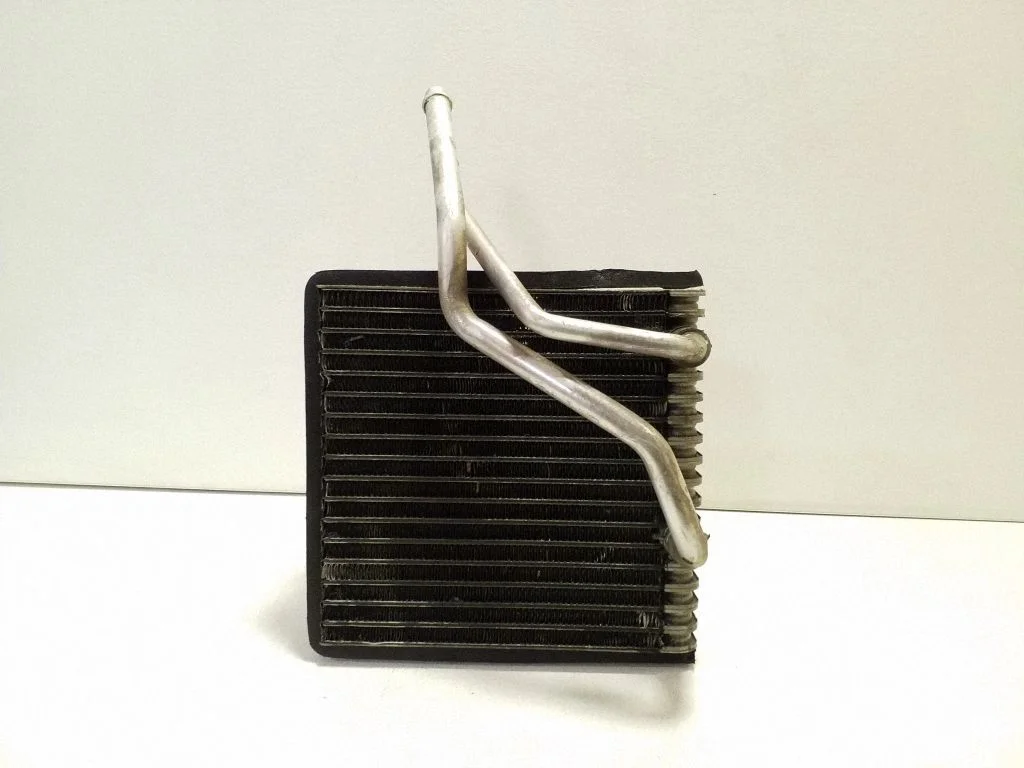 Gaisa kondicioniera radiators (salonā)